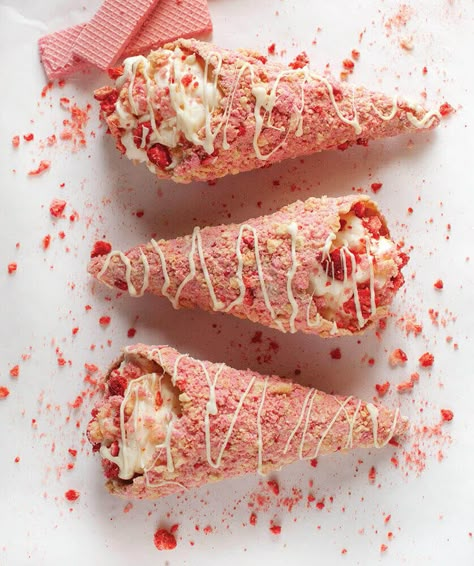 Cheesecake Cones Recipe, Fun Dessert Ideas, Handheld Desserts, Crunch Cone, Strawberry Crunch Cheesecake Cones, Cheesecake Cones, Strawberry Crunch Cheesecake, Waffle Cone Recipe, Crunch Cheesecake