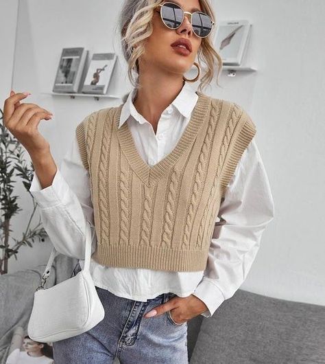 #fashion #shirt #tendencia #moda #camisa #blanca #white #chaleco Sweater Vest Outfit, Waistcoat Woman, Sleeveless Sweater Vest, Pullover Outfit, Cropped Pullover, Sweater Vest Women, Women Sweater, Vest Outfits, Mode Inspo