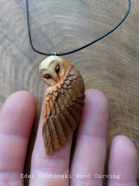 Wood Carved Pendants, Wood Sculpture Ideas, Dremel Art, Owl Wood Carving, Barn Owl Art, Owl Carving, Diy Owl, Wooden Jewelery, Dremel Crafts