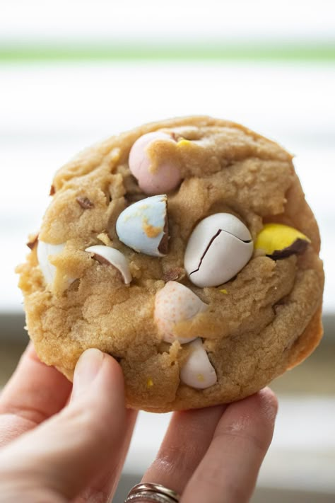 Cadbury Egg Cookies Easter Cadbury Egg Cookies, Cadbury Cookie Recipe, Cadbury Cookies Recipe, Cadbury Eggs Cookies, Easter Egg Cookie Cake, Easter Eggs Cookies, Cadbury Egg Desserts, Easter Cookies Recipes, Cadbury Egg Cookies