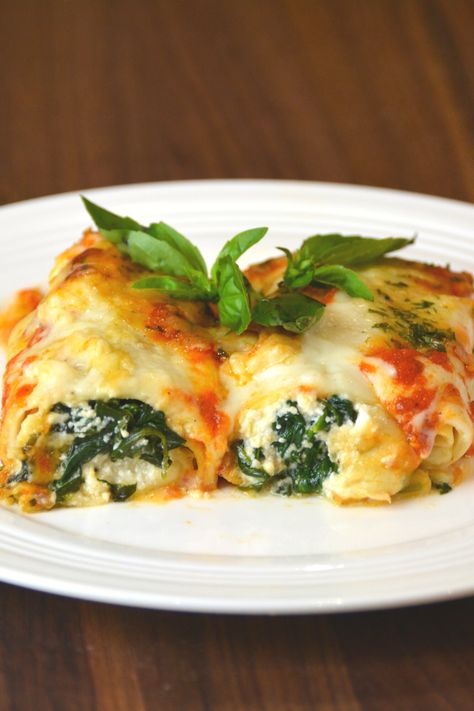 Two cannelloni crepes filled with spinach and ricotta. Plated with a bunch of fresh basil. Timbale Recipe, Spinach And Ricotta Cannelloni, Spinach And Ricotta Lasagna, Spinach Cannelloni, Ricotta Cannelloni, Asian Dumplings, Comfort Food Meals, Cottagecore Recipes, Cannelloni Recipes