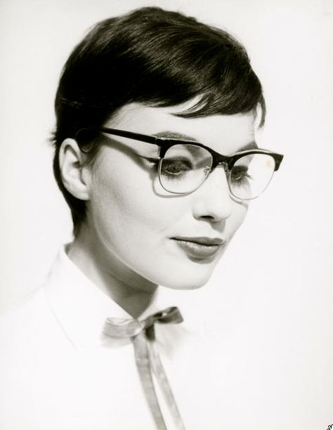 glasses, 1950. Photo by Walter Blum. 1950s Short Hair, Vintage Eyeglasses, Wearing Glasses, Vintage Eyewear, Geek Chic, Hair Envy, Eyewear Fashion, Pixie Hairstyles, Vintage Hairstyles