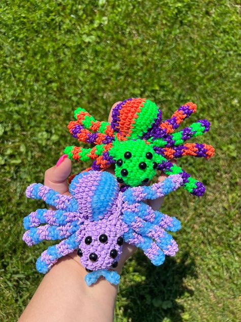 Loomigurumi Spider Rainbow Loom Animal These spider measure about 6in by 8in wide. These are perfect for presents and or halloween. *Handmade Item *Materials: Rubber bands, safety eyes & polyester fiberfill  If you would like a custom color combination please contact me! ** Instagram: https://www.instagram.com/alexis_looms Rainbow Loom Charms Easy, Rainbow Loom Animals Tutorials, Loomigurumi Patterns, Rainbow Loom Animals, Loom Animals, Crazy Loom, Loom Band Patterns, Rainbow Loom Bracelets Easy, Yarn Animals