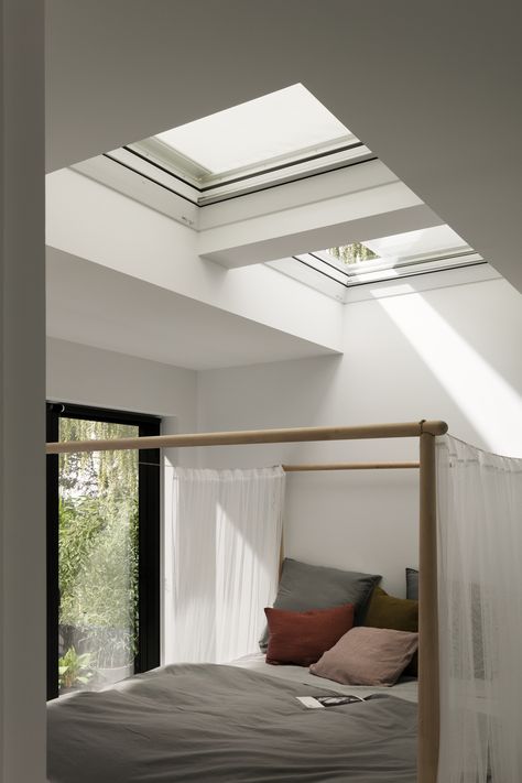 Flat Roof Windows, Skylight Bedroom, Flat Roof Skylights, Flat Roof Repair, Design Ložnic, Roof Skylight, Velux Windows, Roof Windows, Modern Roofing