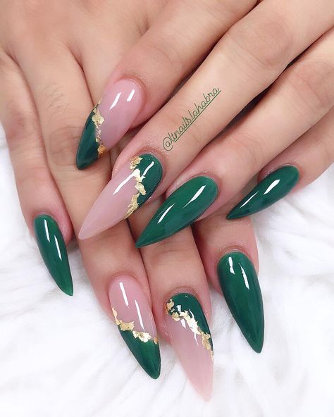 Short Green Stilleto Nails, Purple Green Gold Nails, Dark Green Nails Designs Gold, Smaragd Green Nails, Emerald Almond Nails, Nail Ideas Emerald, Emerald Green Stiletto Nails, Dark Nails Purple, Green And Rose Gold Nails