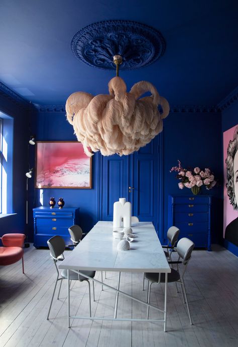 A deep blue toned dining room Cobalt Living Room, Lavender Interior, Colourful House, Blue Interior Design, Designer Homes, Bedroom Images, Living Room Color Schemes, Dining Room Seating, Acrylic Design