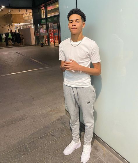 JacobMo on Instagram: “Just doing me.” Nike Joggers Outfit, Joggers Men Outfit, Nike Joggers Mens, Mens Joggers Outfit, Looks Hip Hop, Thug Style, Drip Outfit Men, Teen Swag Outfits, Black Men Fashion Swag