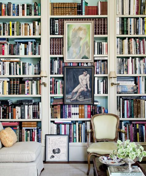 Art On Bookshelves - Picture Hanging Tricks Styling A Bookcase, Lots Of Books, Decorating Bookshelves, Library Bookshelves, Library Study, Bookshelf Styling, Home Libraries, Los Angeles Homes, Reading Nooks