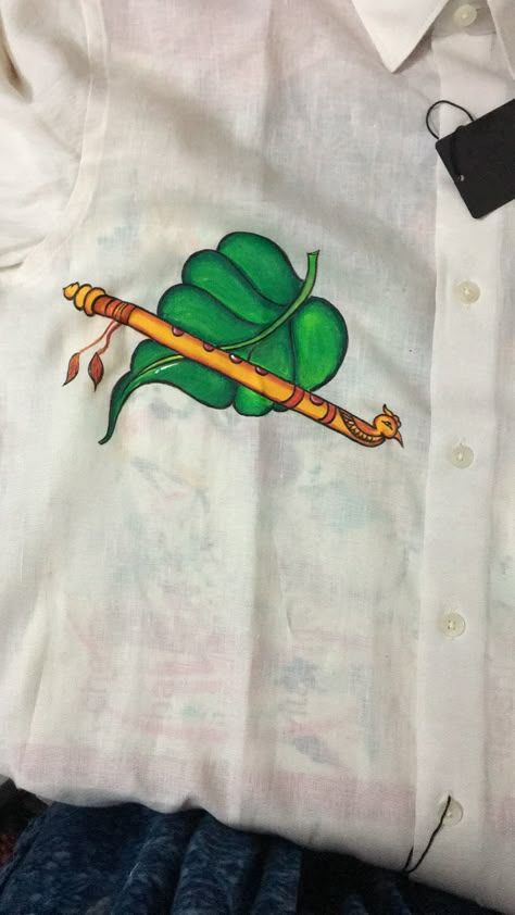 Krishna Bansuri Painting, Febrik Print Design, Mural Painting On Shirt, Fabric Painting On Blouse Back, Fabric Painting Motifs, Simple Fabric Painting Designs, Blouse Painting, Fabric Paint Shirt, Fabric Painting Ideas