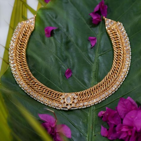 Our one of a kind jalebi necklace as we call it ironically derived its name from the nature of its making and the intricate and delicate… Kante Jewellery, Diamond Ornaments, Gold Necklace Indian, Tanzanite Necklace, Gold Necklace Indian Bridal Jewelry, Polki Necklace, Antique Jewelry Indian, Moissanite Necklace, Silver Collection