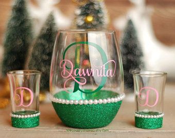 Alpha Kappa Alpha Crafts, Alpha Kappa Alpha Sorority Gifts, Sorority Baskets, Aka Sorority Gifts, Sorority Colors, Birthday Wine Glass, Custom Wine Glass, Aka Sorority, Alpha Kappa Alpha Sorority