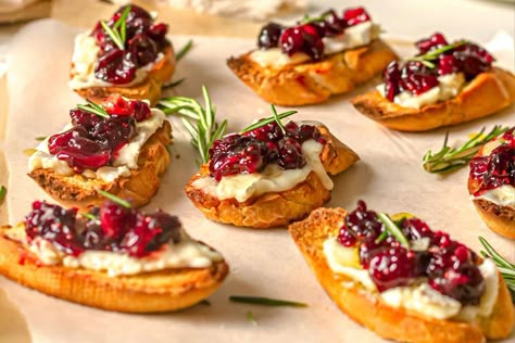 Cranberry Brie Crostini, Hosting Food Ideas, Cranberry Crostini, Nye Dinner Party, Brie Crostini, Cranberry Appetizer, Christmas Starters, Brie Cranberry, Brie Appetizer