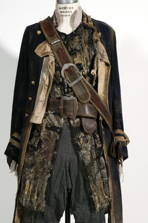 Pirate costuming  James Norrington (potc 2)   scruffy but still dignified Victorian Pirate, Pirate Garb, Pirate Cosplay, Steampunk Pirate, Pirate Outfit, Pirate Fashion, 1930s Dress, Foto Tips, Steampunk Clothing