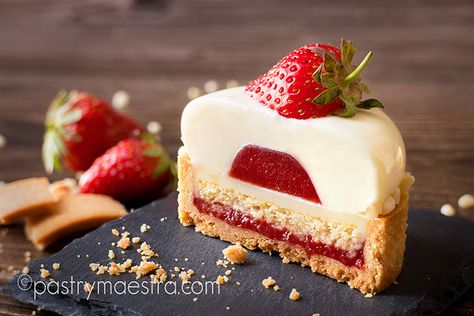 Strawberry Entremet Recipe, Charlotte Russe Dessert Recipe, Mousse Tart, Strawberry Mousse Tart, White Chocolate Tart, Strawberry Entremet, Entrements Cake, Tart Decorating Ideas, Fancy Baking