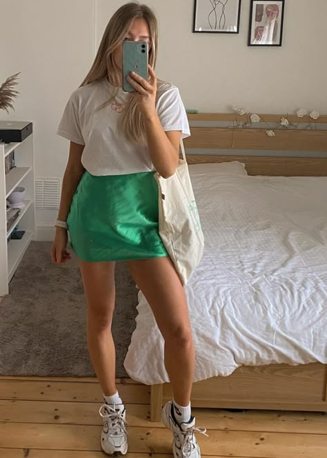 Pink Tshirt Outfit, Green Shorts Outfit, High Skirt, Chicago Outfit, Casual Outfits For Moms, Green Tote Bag, Green Tote, Look Short, Oversized T Shirts