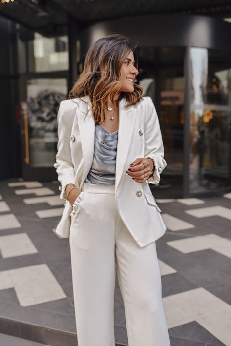 A WHITE OUTFIT FOR THE HOLIDAYS | CHIC TALK | chic holiday outfit ideas | what to wear to a holiday party | all white outfit winter | white suit outfit women | white blazer outfit women | how to wear a suit women | chic party outfit ideas winter | Denver street style winter | CHIC TALK #whitesuit #holidayoutfits White Jacket Outfit Dressy, White Blazer Outfit Women, All White Outfit Winter, White Blazer Outfit Dressy, Smart Business Casual Women, White Suit Outfit, White Holiday Outfit, White Outfit Winter, White Jacket Outfit