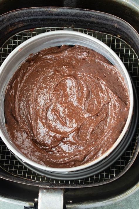 brownie batter in baking pan in air fryer basket Air Fryer Cakes Healthy, Airfryer Deserts Easy, Baking In Air Fryer Oven, Brownie Air Fryer Recipe, Airfry Brownies, Baking In An Air Fryer, Air Fryer Cake Recipes Easy, Airfryer Brownies, Air Fryer Cakes