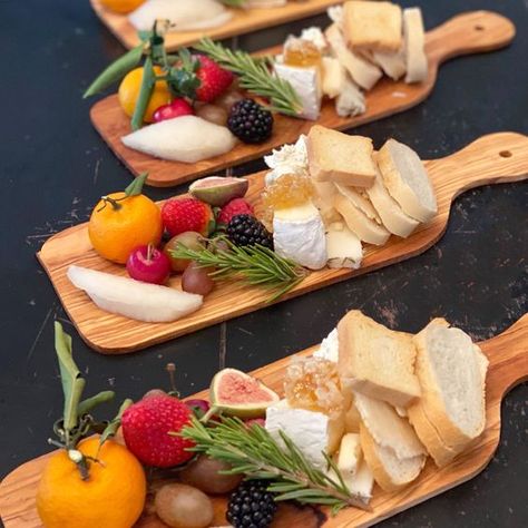 Individual Christmas Charcuterie Board Ideas, Mini Cheese Platter For One, Individual Snack Board, Individual Table Charcuterie Boards, Mini Charcuterie Board Table Setting, Personal Charcuterie Boards, Mini Personal Charcuterie Board, Brown Cheese Recipe, Mini Breakfast Charcuterie Board