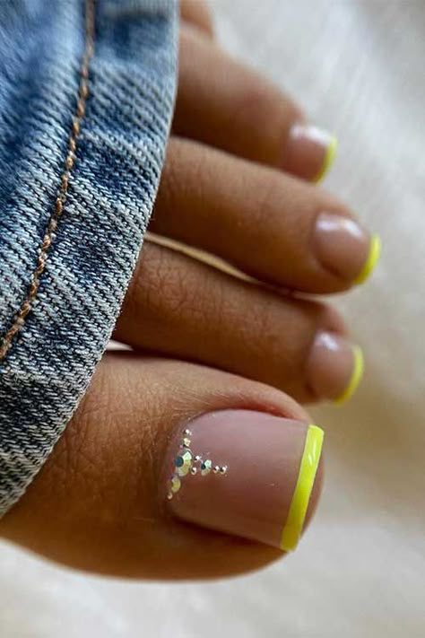 Neon yellow French pedicure Neon Toe Nails, Yellow Toe Nails, French Toe Nails, French Nails Design, Fall Toe Nails, Simple Toe Nails, Feet Nail Design, Pedicure Designs Toenails, Pedicure Nail Designs