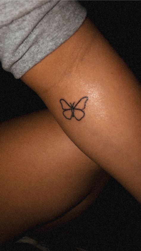 Butterfly Tattoo Simple, Butterfly Tattoo Back, White Butterfly Tattoo, Skull Butterfly Tattoo, Tiny Butterfly Tattoo, Realistic Butterfly Tattoo, Purple Butterfly Tattoo, Stick And Pokes, Simple Butterfly Tattoo