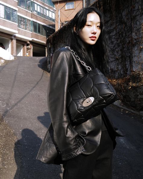 Sora Choi Street Style, Timeless Purse, Bayswater Tote, Sora Choi, Mulberry Bag, Model Inspo, Mood Board Fashion, Dark Fashion, Types Of Fashion Styles