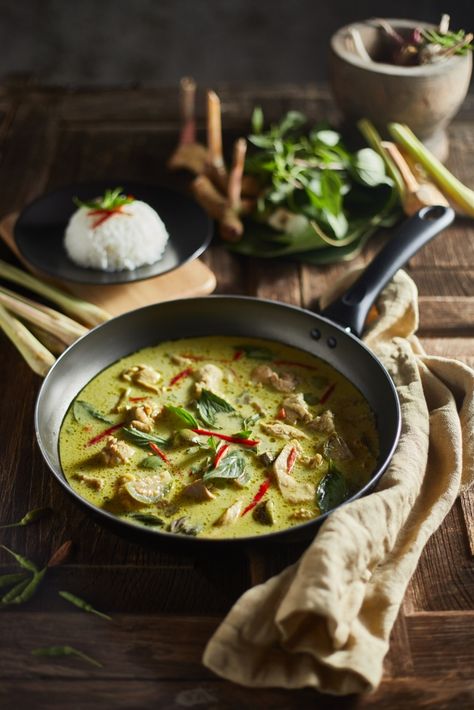 Spicy Green Curry Recipes Thai, Green Curry Beef Thai, Prawn Thai Green Curry, Authentic Thai Green Curry Recipe, Thai Curry Authentic, Green Beef Curry, Thai Curry Food Photography, Chicken Green Curry Recipe, Thai Curry Green