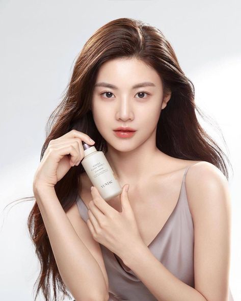 Go Younjung, Skincare Products Photography, 얼굴 드로잉, Skin Model, Fashion Model Poses, Beauty Products Photography, Beyond Beauty, Bare Face, Models Makeup