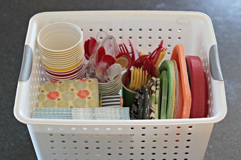 Disposable Dishes, Moving Ideas, Moving House Tips, Moving Hacks Packing, Paper Kitchen, Disposable Utensils, Kitchen Basket, Packing Moving, Easy Camping Meals