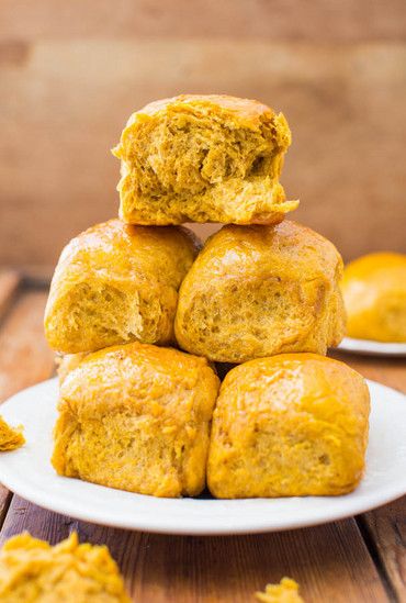 Honey Butter Pumpkin Dinner Rolls | Red Star Yeast Pumpkin Dinner Rolls, Dinner Rolls Easy, Pumpkin Dinner, Averie Cooks, Homemade Rolls, Dinner Rolls Recipe, Pumpkin Flavor, Honey Butter, Pumpkin Muffins