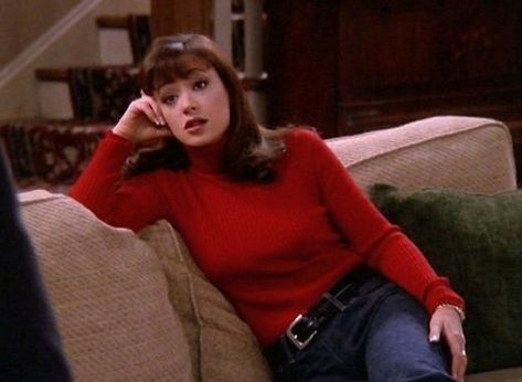 90s/00s leah remini King Of Queens Carrie Outfits, Carrie Heffernan Outfits, Carrie Heffernan, The King Of Queens, Knit Tee Shirt, 90's Aesthetic, Kevin James, Leah Remini, King Of Queens