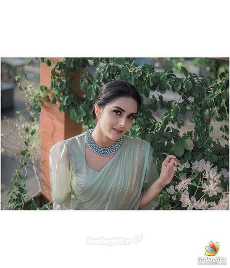 Mahima Nambiar, Green Sari, Malayalam Movie, Saree Blouse Neck Designs, Malayalam Cinema, Brocade Blouse, Fashionable Saree Blouse Designs, Indian Saree Blouses Designs, Blouse Designs Indian