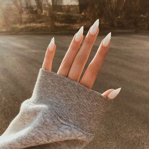 Simple Stiletto Nails, Short Stiletto Nails, White Stiletto Nails, Acrylic Nails Stiletto, Stiletto Nails Short, Stilleto Nails Designs, Short Stiletto, White Glitter Nails, Goth Nails