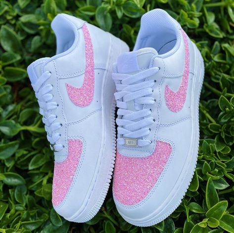 Pink Nike Shoes, Custom Painted Shoes, Custom Shoes Diy, Nike Shoes Air Force, White Nike Shoes, Nike Shoes Girls, Jordan Shoes Girls, Custom Nike Shoes, All Nike Shoes