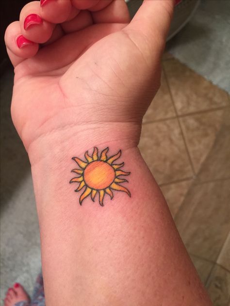 Sun tattoo on wrist with color. You are my sunshine Tiny Sun Tattoo, Simple Sun Tattoo, Sunshine Tattoo, Tatuagem Masculina Pequena, Sun Tattoo Designs, Lady Bug Tattoo, Cool Wrist Tattoos, Sun Tattoos, Small Wrist Tattoos