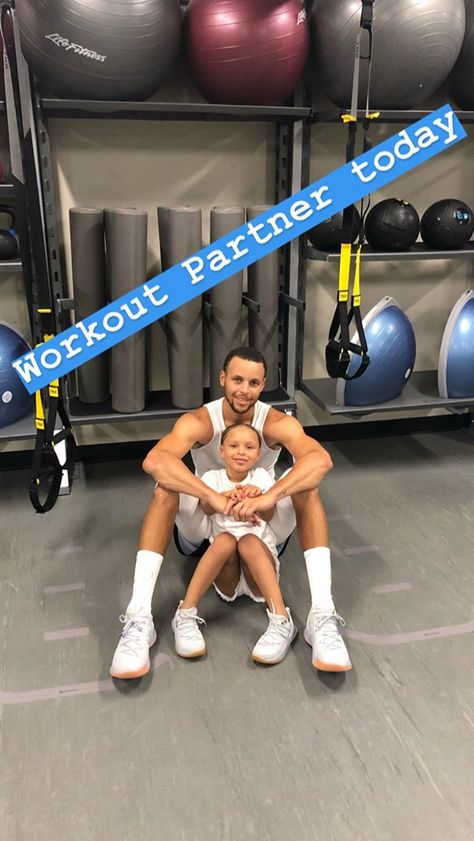 Steph & Riley 😍💛 Stephen Curry And Riley, Stephen Curry And Klay Thompson, Curry And Klay Thompson, Riley Curry, Curry Pictures, Stephen Curry Pictures, Jordan Poole, Warriors Stephen Curry, Ayesha Curry