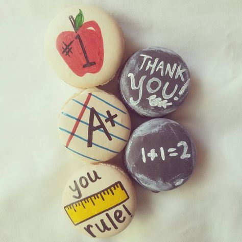 Teacher Appreciation Macarons Back To School Macarons, Teacher Macarons, Summer Macarons, Macarons Ideas, Sugar Cookie Recipe For Decorating, School Recipes, School Painting, Back To School Party, School Treats