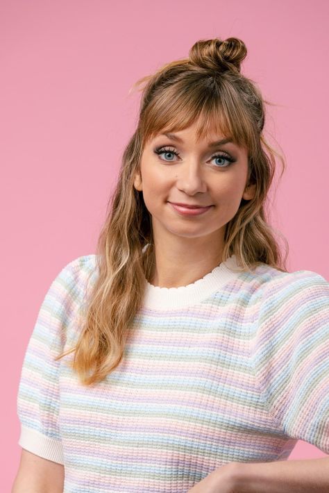 Lauren Lapkus, Perfect Hairstyle, Tv Girl, Office Look, Netflix Movies, Tv Girls, Pink Outfit, Big Bang, Celebrity Pictures