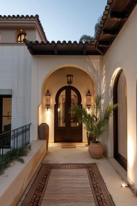 Modern Spanish Revival: Blending Tradition and Modernity - Quiet Minimal Modern Spanish Farmhouse, Florida Homes Exterior, Modern Spanish Revival, Spanish Revival Architecture, Spanish Farmhouse, Arched Doorways, Hacienda Homes, Spanish Revival Home, Modern Design Trends