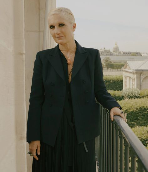 Dior's Maria Grazia Chiuri Is Shaking Up the Fashion World: 'You Can Be Both Feminist and Feminine' | Glamour Maria Grazia Chiuri Style, Fashion Rules, Older Women Fashion, Maria Grazia Chiuri, Maria Grazia, Dior Couture, Fashion World, Working Woman, 50 Fashion