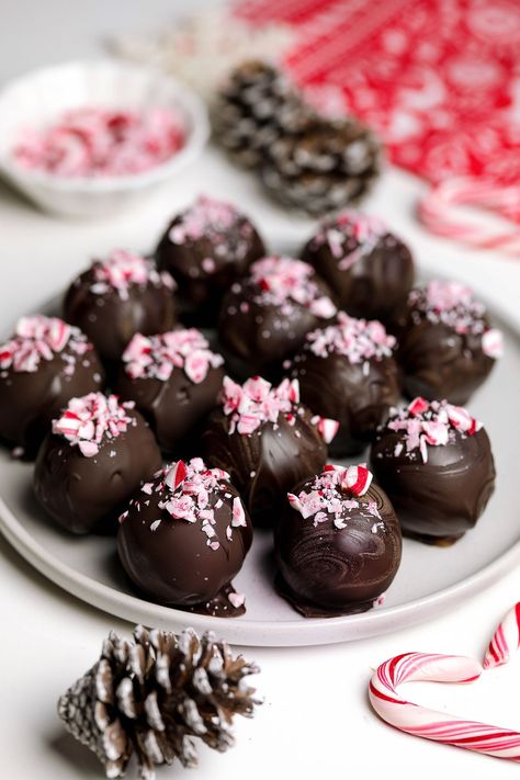 Vegan Peppermint Chocolate Truffles - Nadia's Healthy Kitchen Brownie Truffles Recipe, Peppermint Truffles, Vegan Candy, Peppermint Brownies, Handle The Heat, Oreo Truffles, Cookies And Candy, Truffle Recipe, Chocolate Bomb