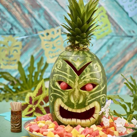 Tiki Mask - Watermelon Board Tiki Party Appetizers, Tiki Bar Appetizers, Tiki Party Food Ideas, Tiki Birthday Cake, Luau Centerpiece Ideas, Diy Tiki Decorations, Tiki Party Food, Tiki Food, Tiki Decorations