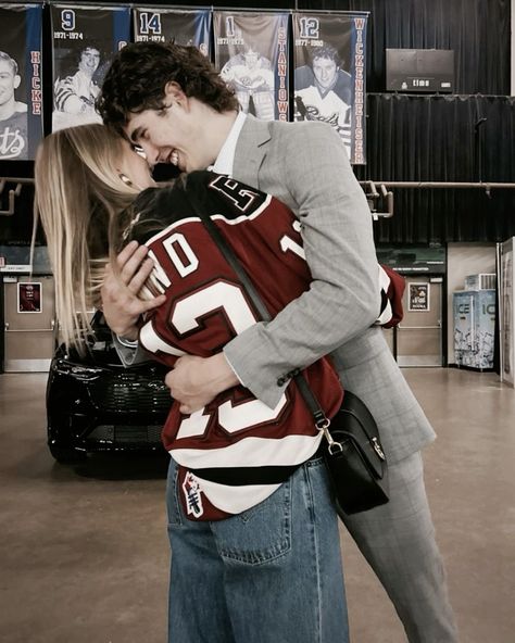 Cute Hockey Couples Boyfriends, New Couple Aesthetic, Hockey Bf Aesthetic, Hockey Wife Aesthetic, Hockey Girlfriend Aesthetic, Cute Hockey Couples, Hockey Couple Aesthetic, Hockey Boyfriend Aesthetic, Hockey Relationship