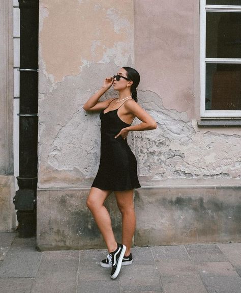 How to wear a slip dress and Vans sneakers Estilo Vans, Millennial Fashion, 20 Outfits, Dress And Sneakers Outfit, Dresses With Vans, Sweats Outfit, Vans Outfit, Millennials Fashion, Pastel Dress