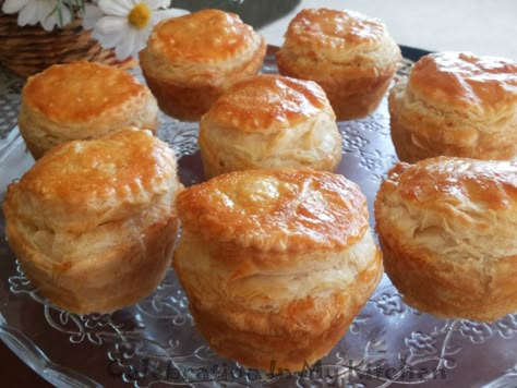 These puffs have a creamy chicken filling, mildly spiced with a buttery, flaky exterior. We all have nostalgic memories of our favourite foods. Mine is definitely the chicken puffs. After Sunday church service, we used to savour these from the local baker Parsi Recipes, Chicken Puffs, Goan Food, Baked Appetizers, Mini Chicken Pot Pies, Mini Pastries, Chicken Snacks, Local Bakery, Easy Puff Pastry