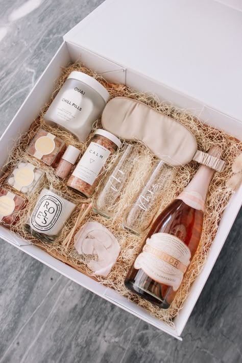 Bride Gifts Basket, Bride Present From Bridesmaid, Bridal Shower Box Ideas, Bridal Shower Gift Box Ideas, Gifts For Bride To Be From Bridesmaid, Bride Gift Bag Ideas, Bridal Shower Gifts For Bridesmaids, Cute Wedding Gifts For Bride, Bride To Be Gift Box Ideas