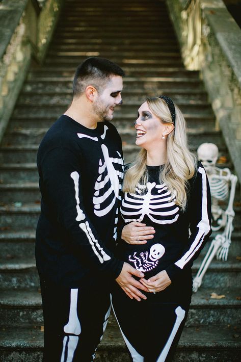 Family Skeleton Costumes, Costumes With Makeup, Pregnant Halloween Costumes Family, Couple Skeleton Costume, Pregnant Couple Halloween Costumes, Fun Family Photoshoot, Halloween Baby Announcement, Family Baby Announcement, Skeleton Family