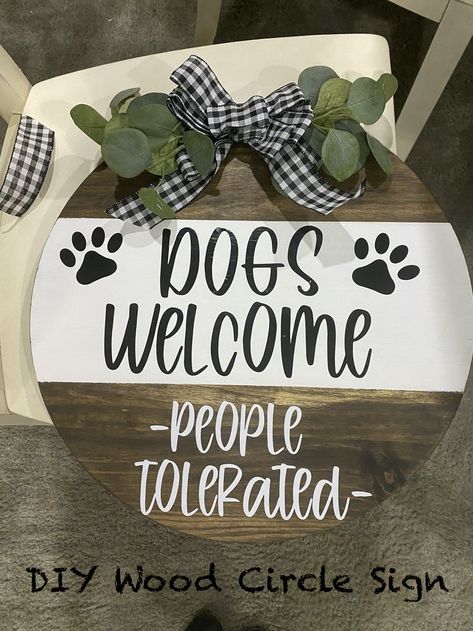 Circle Signs, Funny Wood Signs, Circle Crafts, Easy Diy Wreaths, Wooden Signs Diy, Wooden Circle, Door Signs Diy, Wood Wreath, Wooden Door Signs