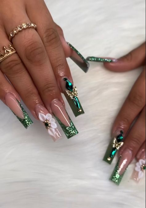 Dark Green And White Nails, Emerald Green Quince Nails, Green Nails Prom, Green And Gold Acrylic Nails, Emerald Green Nails With Gold, Dark Green Acrylic Nails, Emerald Green Acrylic Nails, Hispanic Nails, Xv Nails