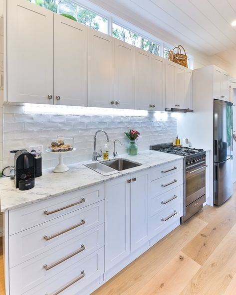 Living Big In A Tiny House on Instagram: “This tiny house kitchen is packed full of super clever storage ideas. ⭐️ Make sure you check out the full tour in our latest episode via…” Kitchen With Windows, Rainy Sunset, Above Cabinets, Above Kitchen Cabinets, Tiny House Kitchen, Compact Kitchen, Tiny House Interior, Small Windows, House Interiors