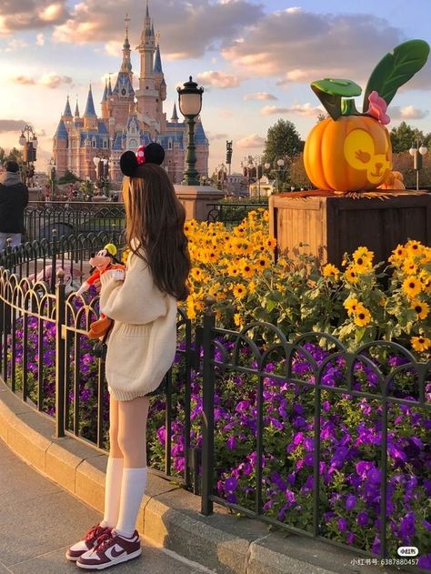 Disney Poses, Disneyland Photography, Disney Tokyo, Disneyland Photos, Disney Photo Ideas, Disneyland Pictures, Disneyland Outfits, Japan Photography, Japan Outfit